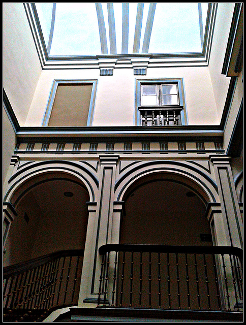 Puente la Reina (Navarra): interior casa parroquial.