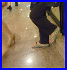 Dame Myjo en pause talons hauts / Lady Myjo in a high heels break - Recadrage