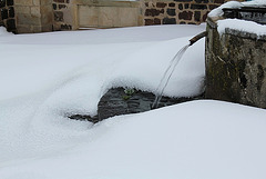 au pied de la fontaine, un manteau d'hermine