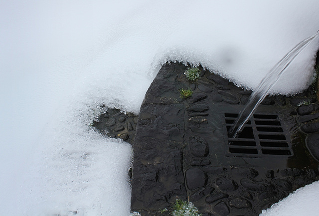 autour de la bonde, les gouttes cristallisent sur la neige