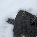 autour de la bonde, les gouttes cristallisent sur la neige