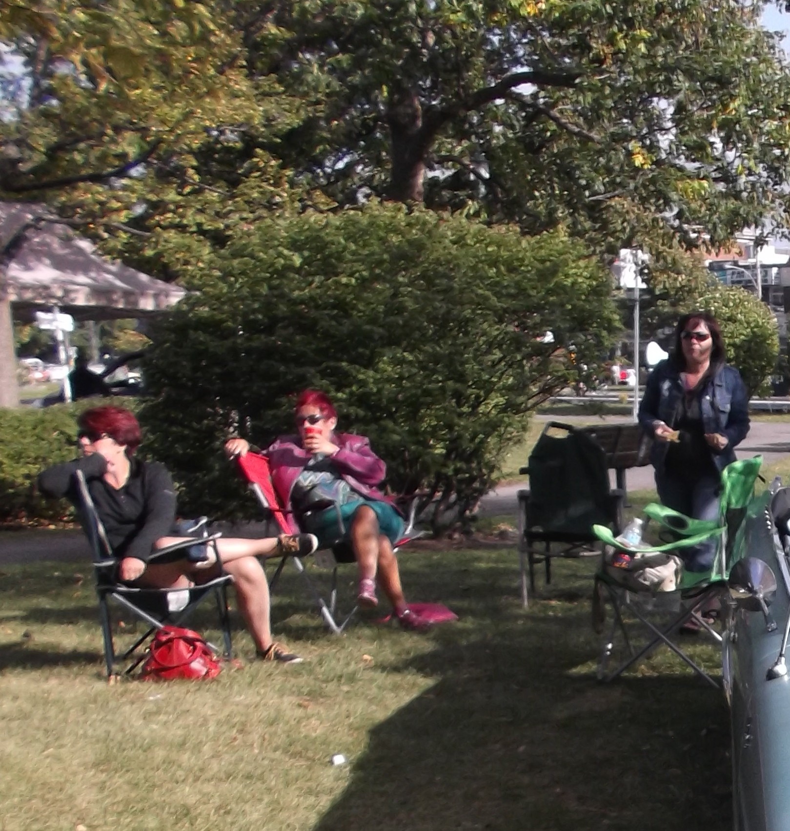 Valliant Mature Ladies on chairs / Dames Valliant sur chaises - Recadrage