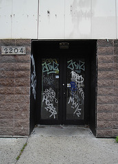 2204 graffitied door / Porte graffitienne numéro 2204