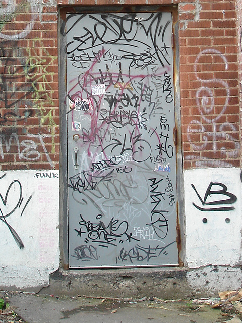 Porte taggée maladroitement / Badly tagged door