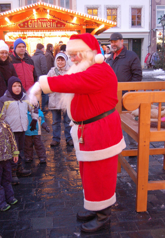 Sankta Nikolao disdonas dolĉaĵojn.