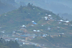 El sub la nebulo aperas la vilaĝoj de Ruando
