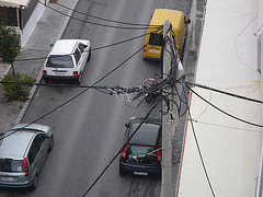 Rues de Rhodes : les fils électriques