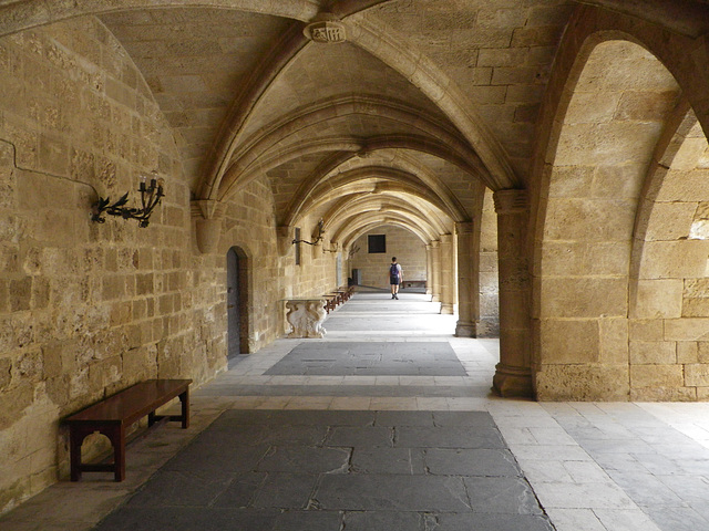 Croisées dans la cour du palais.