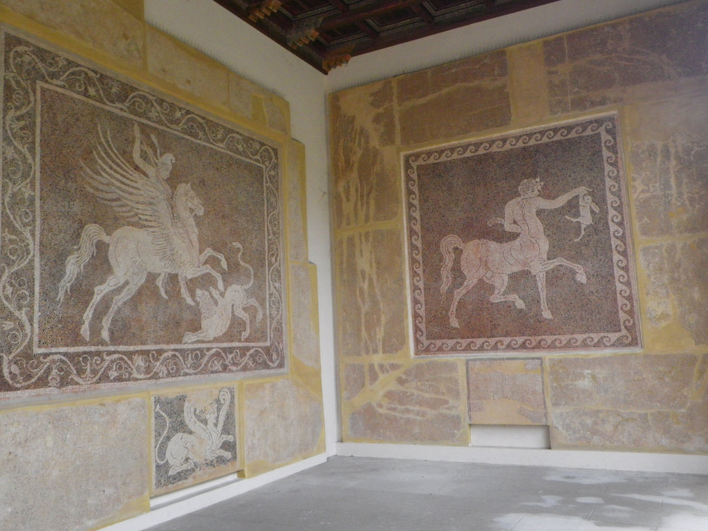 Mosaïques bichromes : héros à cheval et centaure au lapin