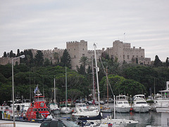 Le palais du grand-maître vu du port.