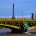Sous le Pont Mirabeau coule la Seine et nos amours ........