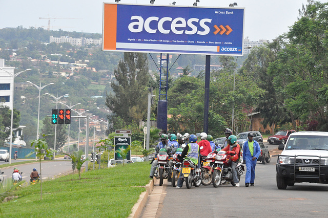 Bulvardo de la OAU. En Kigali amasas la motorciklistoj, multaj el kiuj funkcias kiel taksioj