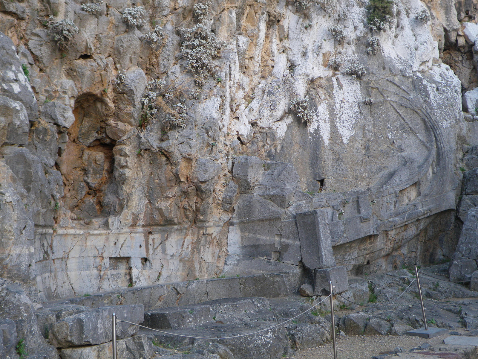 Montée vers l'acropole : bas-relief de trirème