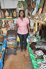 Vendistino de la Metia Merkato, en Kigali, tenante la "imigongo"-aĵon, kiun mi ĵus aĉetis