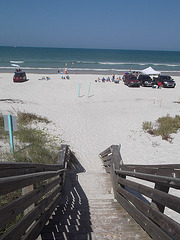 Stairway to the beach / Descente vers la plage.