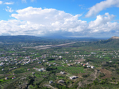 Belvédère de Ialysos : au sud, l'aéroport de l'île.