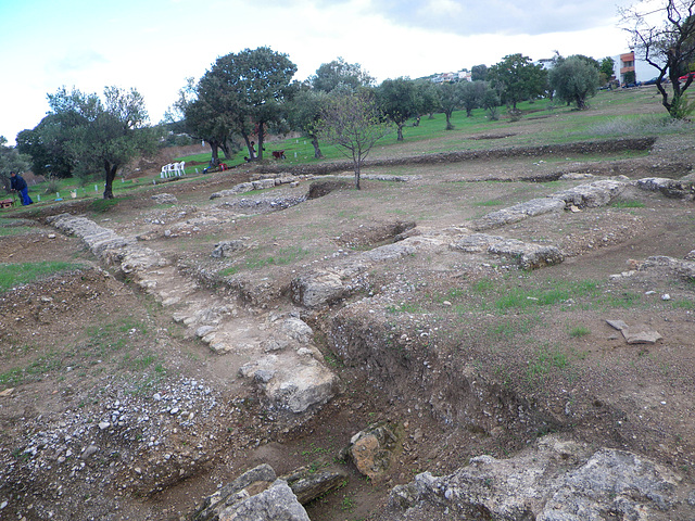 Theologos : grand complexe (entrepôt ?).