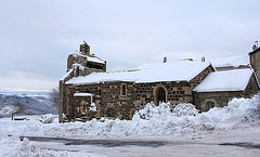 Petite église en pierres volcaniques polychromes