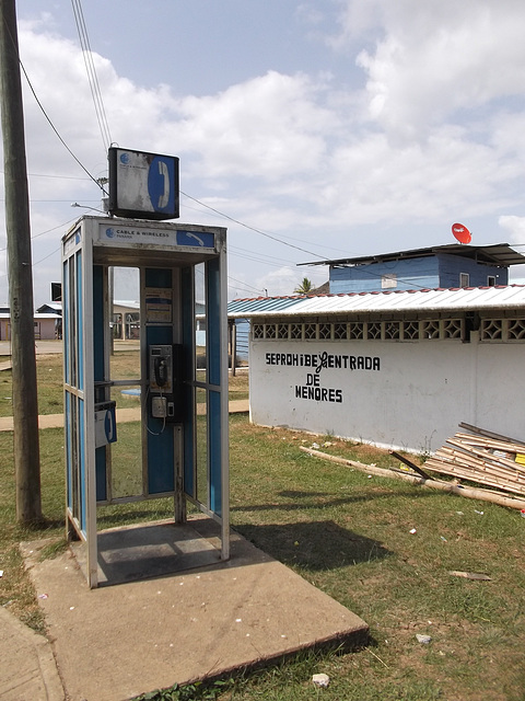 Cabine de téléphone Emberá-Wounaan phone booth