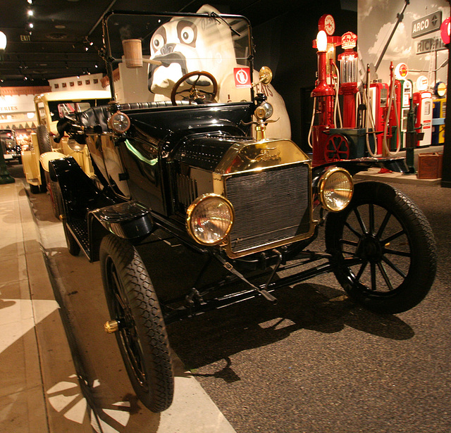 1915 Ford Model T Runabout - Petersen Automotive Museum (8000)