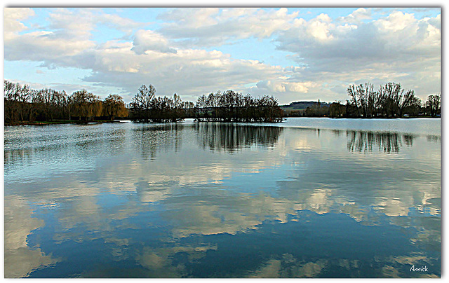 sur l'étang des nuages blancs