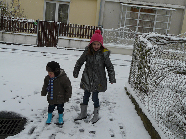 les petits dans la neige