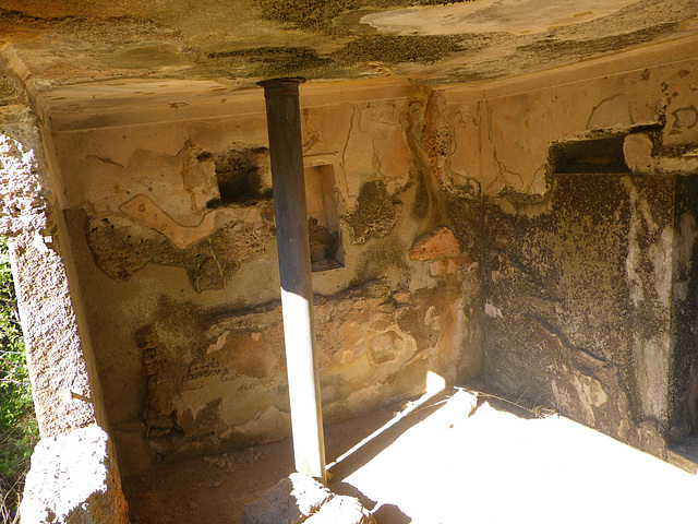 Acropole de Rhodes : tombeau troglodyte 1