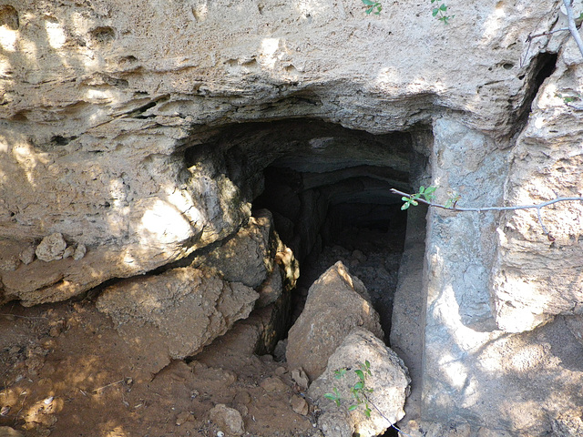 Acropole de Rhodes : tombeau troglodyte 2