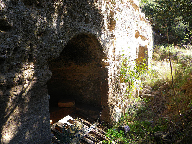 Acropole de Rhodes : tombeau troglodyte 3