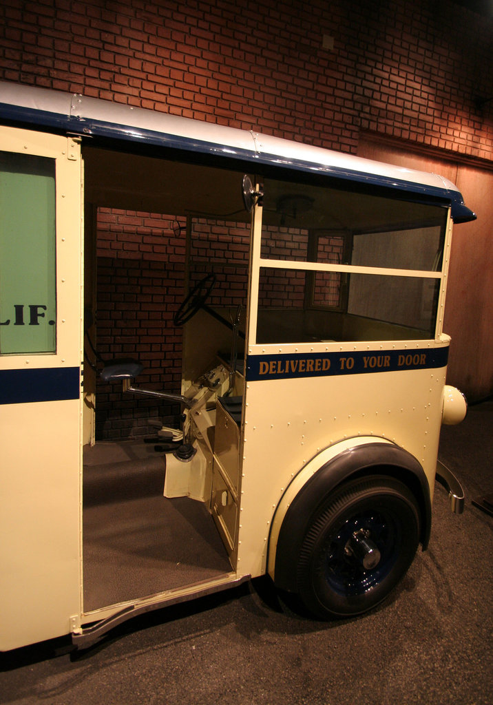 1931 Twin Coach Delivery Truck - Petersen Automotive Museum (7980)