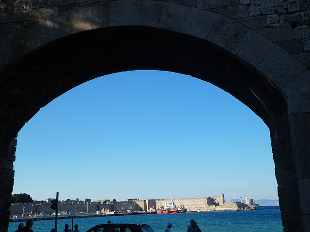 Murs de Rhodes, près du port.