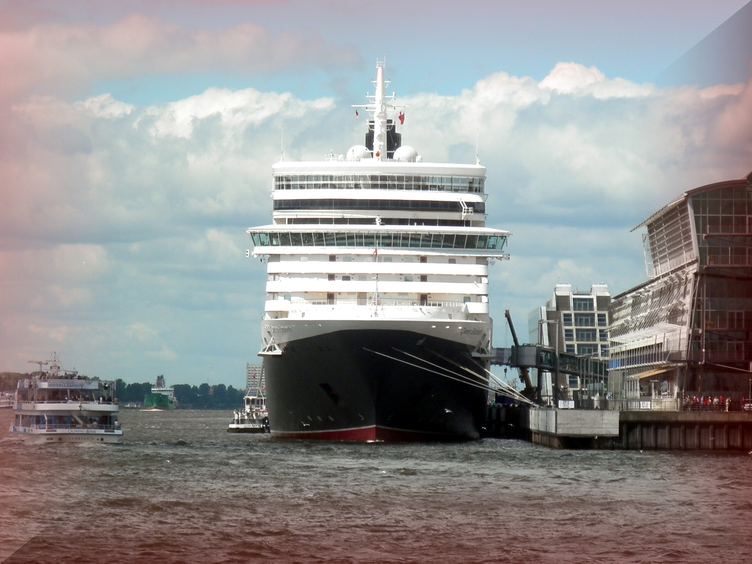 QUEEN ELIZABETH am Kreuzfahrtterminal