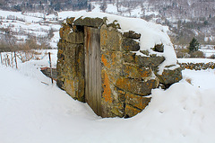 Porte de jardin sous la neige