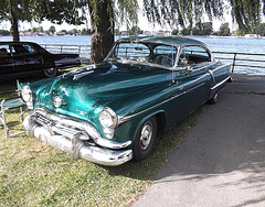 Oldsmobile & chair / Chaise et Oldsmobile - 9 septembre 2012.