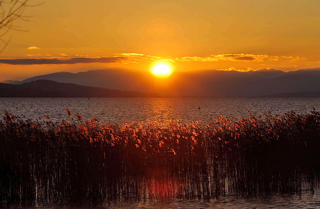 Le soleil se couche derrière le Jura...