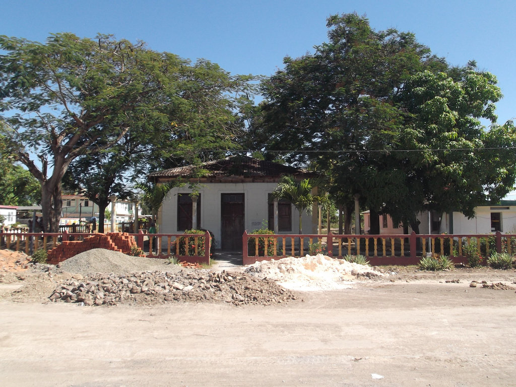 Jardin de tas de......et bâtiment cubain / Cuban building and garden of various heaps - March 19th 2012.