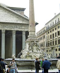 Brunnen vor dem Pantheon