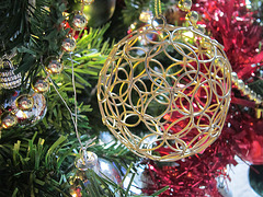 Again bent wires make this gorgeous Xmas decoration