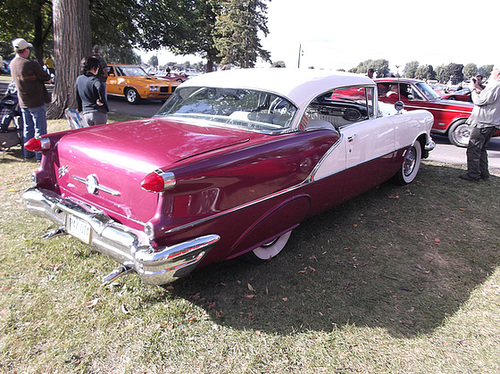 Oldsmobile - Une beauté reluisante d'une époque révolue / Gleaming beauty from a bygone era - September 9th 2012.