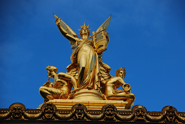 Partie supérieure d'un monument de Paris . De quel édifice s'agit-il ?