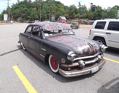 Ancienne Ford 1951 contemporaine / Old 1951 Ford on the road - 20 juillet 2012.