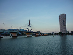 Le pont d'Hô Chi Minh à la tombée du jour