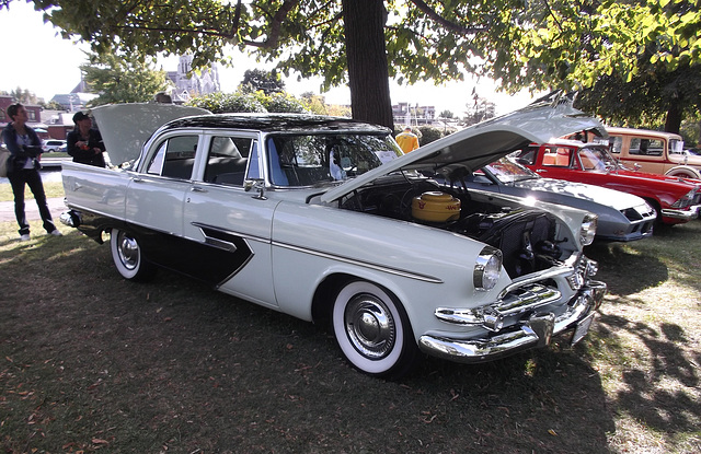 Dodge 1956 à capots ouverts / Opened trunks pose - 9 septembre 2012.