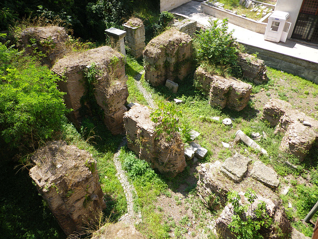 Ruines de thermes dans l'arrière-cour du musée des Antiquités.