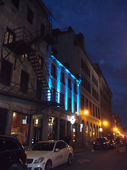 Fire escapes among the blue night / Bleu nuit brûlante.