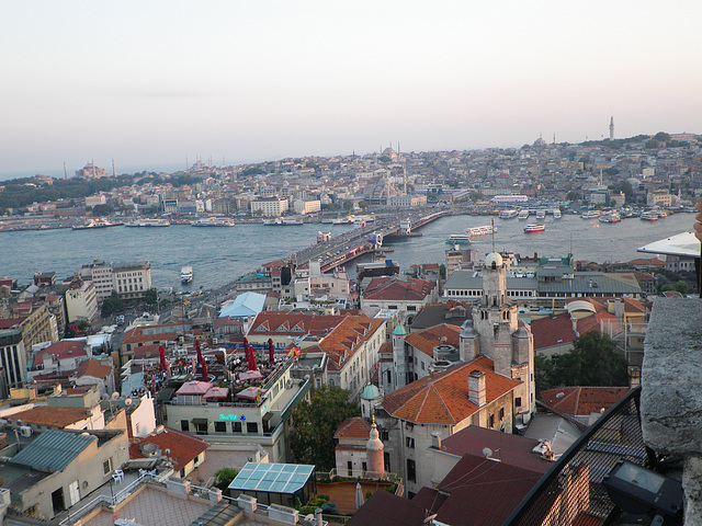 En haut de la tour : le pont de Galata