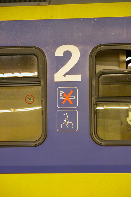 Effective and non-effective symbols on the side of a Dutch train