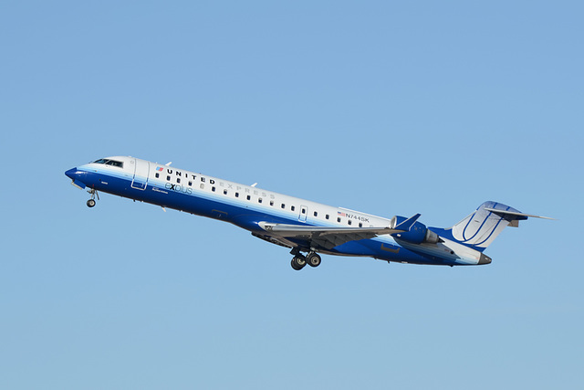 United Airlines Canadair CL-600 N744SK