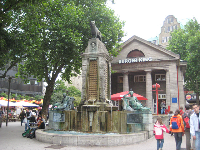 Mönckebergdenkmal und Bücherhalle