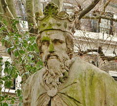 trinity church square statue, london